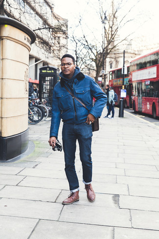 Comment porter un jean bleu avec des bottes brogue en cuir marron pour un style decontractés