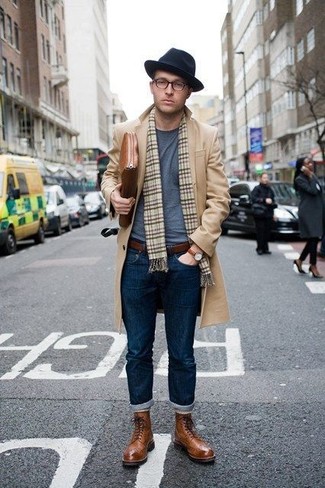 Comment porter un jean bleu avec des bottes brogue en cuir marron