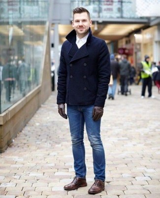 Comment porter un jean bleu avec des bottes brogue en cuir marron