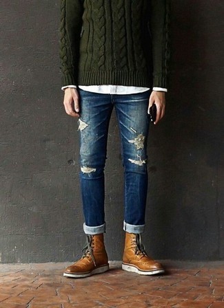 Comment porter un jean bleu avec des bottes brogue en cuir marron pour un style decontractés