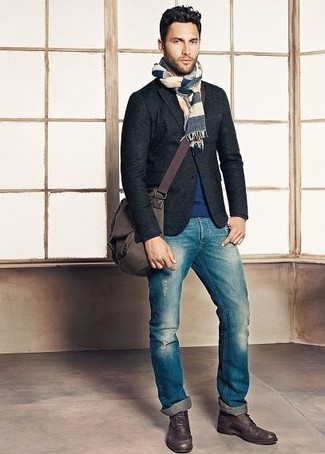 Comment porter un jean bleu avec des bottes brogue en cuir marron pour un style decontractés