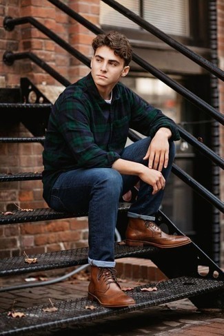 Comment porter un jean bleu avec des bottes brogue en cuir marron pour un style decontractés