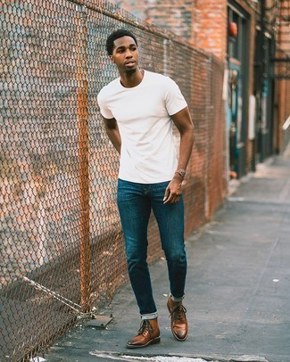 Comment porter un jean bleu avec des bottes brogue en cuir marron pour un style decontractés