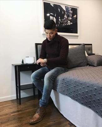 Comment porter un jean bleu avec des bottes brogue en cuir marron pour un style decontractés