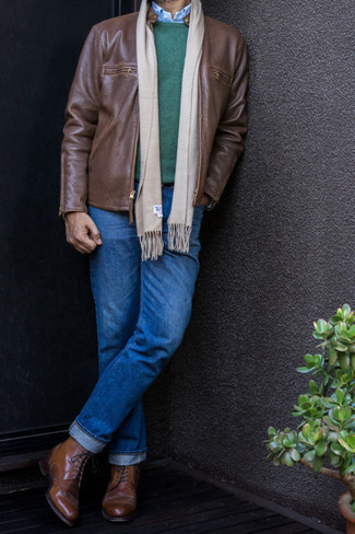 Comment porter un jean bleu avec des bottes brogue en cuir marron