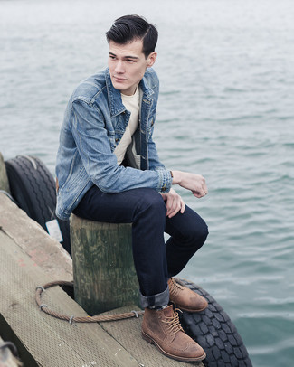 Comment porter un jean bleu avec des bottes brogue en cuir marron pour un style decontractés