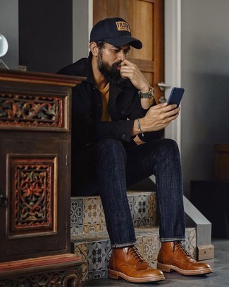 Comment porter un jean bleu avec des bottes brogue en cuir marron pour un style decontractés