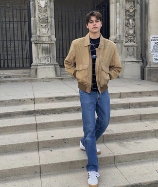 Une veste harrington à porter avec un jean bleu
