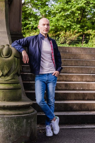Une veste harrington à porter avec un jean bleu
