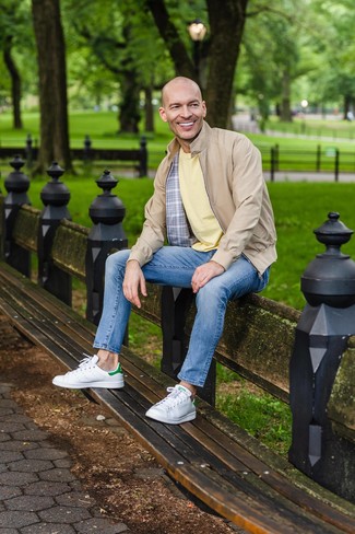 Une veste harrington à porter avec un jean bleu