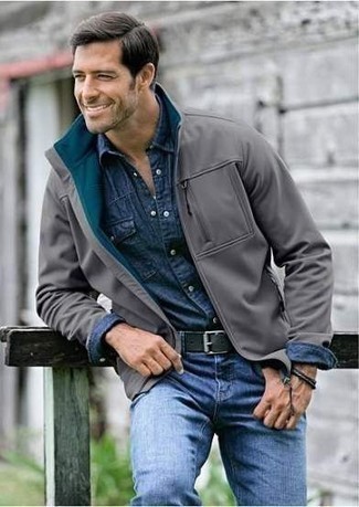 Une veste harrington à porter avec un jean bleu