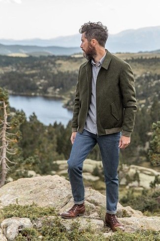 Une veste harrington à porter avec un jean bleu