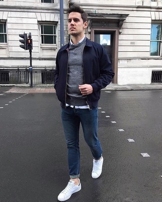 Une veste harrington à porter avec un jean bleu