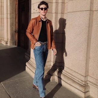 Une veste harrington à porter avec un jean bleu