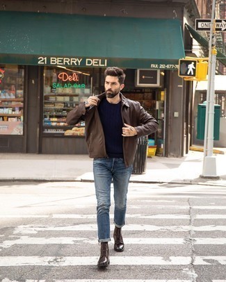 Une veste harrington à porter avec un jean bleu