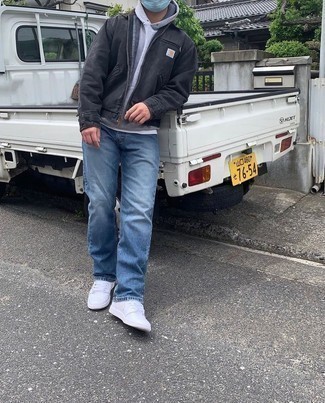 Une veste harrington à porter avec un jean bleu