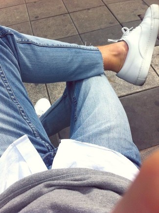 Des baskets basses à porter avec un jean bleu