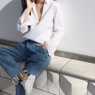 Des baskets basses à porter avec un jean bleu