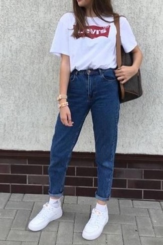 Des baskets basses à porter avec un jean bleu