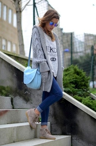 Un pull surdimensionné à porter avec un jean bleu