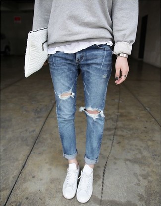 Un pull surdimensionné à porter avec un jean bleu