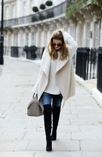 Un pull surdimensionné à porter avec un jean bleu