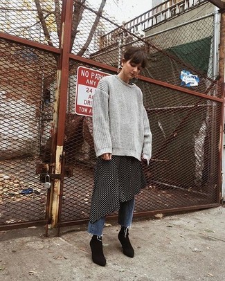 Un pull surdimensionné à porter avec un jean bleu