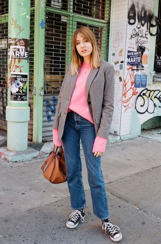 Un pull surdimensionné à porter avec un jean bleu
