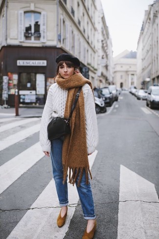 Un pull surdimensionné à porter avec un jean bleu