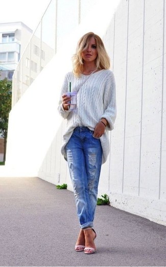 Un pull surdimensionné à porter avec un jean bleu