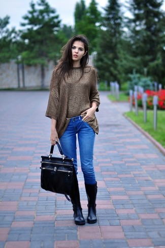 Un pull surdimensionné à porter avec un jean bleu