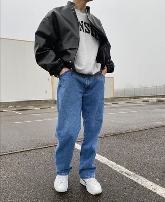 Un sweat-shirt à porter avec un jean bleu