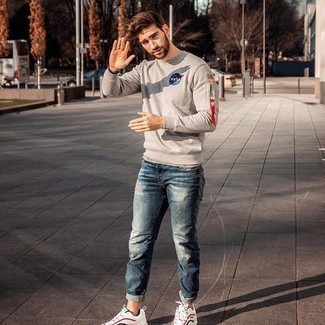 Un sweat-shirt à porter avec un jean bleu