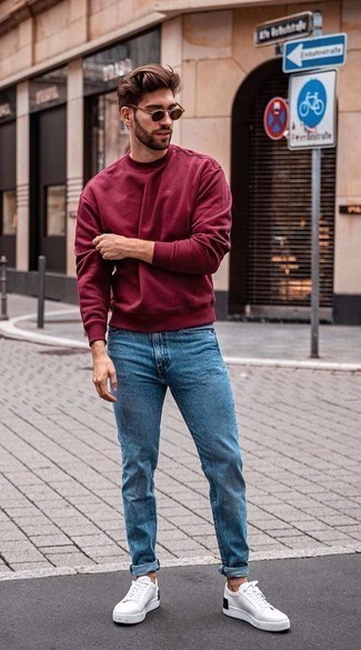 Un sweat-shirt à porter avec un jean bleu