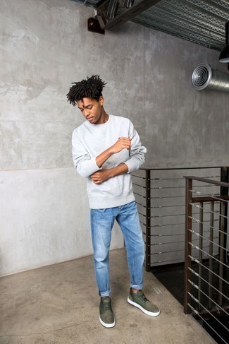 Un sweat-shirt à porter avec un jean bleu