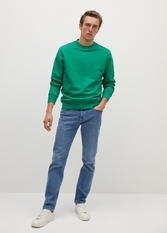 Un sweat-shirt à porter avec un jean bleu