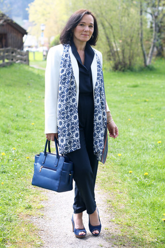 Comment porter une combinaison pantalon bleue au printemps