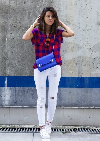 Comment porter un sac bandoulière en cuir bleu