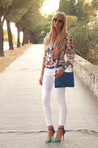 Comment porter un sac bandoulière en cuir bleu