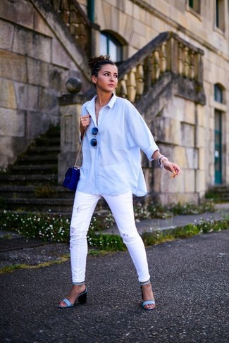 Comment porter un sac bandoulière en cuir bleu
