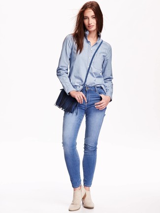Comment porter un sac bandoulière en cuir bleu