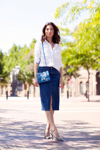 Comment porter un sac bandoulière en cuir bleu