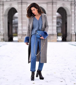 Comment porter un sac bandoulière en cuir bleu