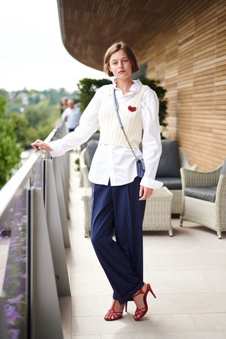 Comment porter un sac bandoulière en cuir bleu