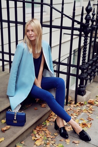 Comment porter un sac bandoulière en cuir bleu