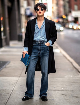 Comment porter une pochette en cuir bleue