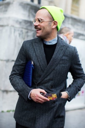 Comment porter une pochette en cuir bleue