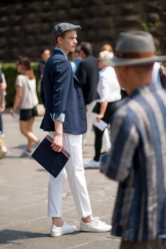 Comment porter une pochette en cuir bleue