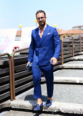 Comment porter une pochette en cuir bleue pour un style elégantes