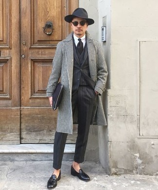 Comment porter une pochette en cuir bleue pour un style elégantes